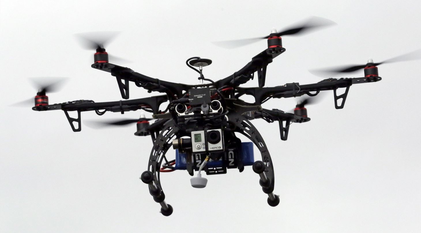 Drone med med forskellige kamerateknologi flyver