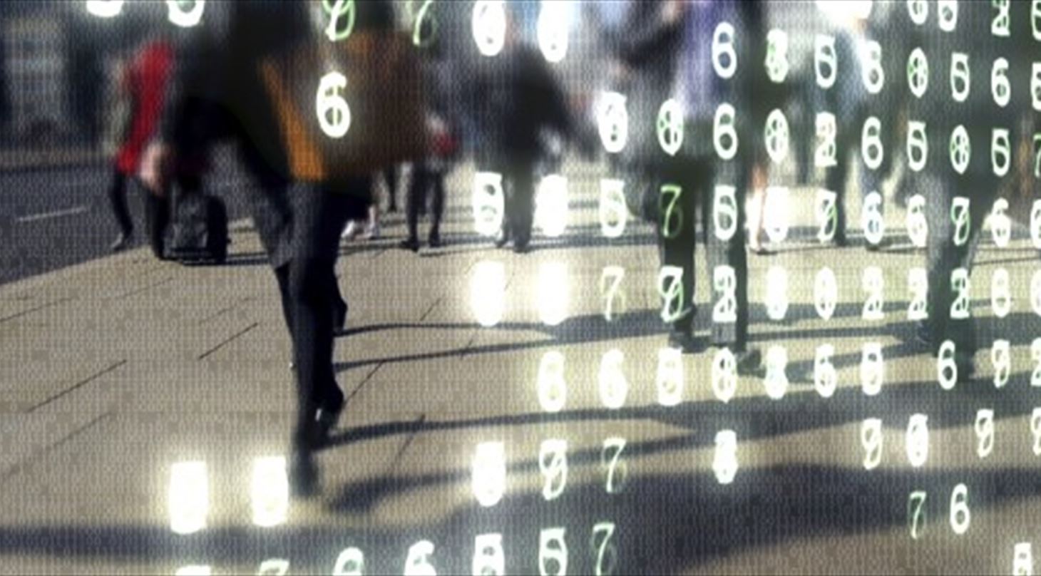 Billede som viser mennesker der går på en gade med en dekoration af computerkode lagt ind over billedet.