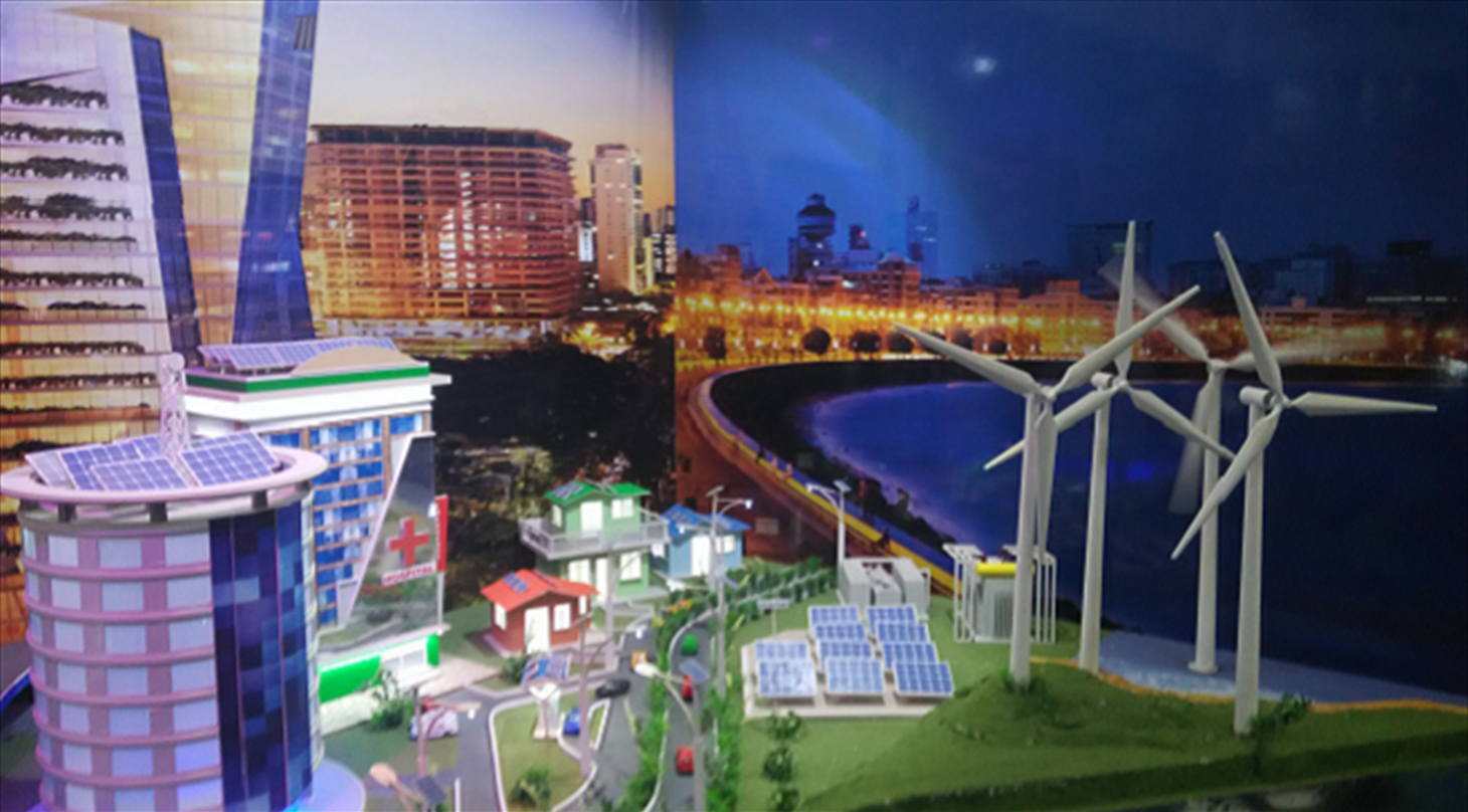 Et bybillede sammensat af forskellige Smart City-elementer, blandt andet intelligente biler, digitalt styrede bygninger, vindmøller.