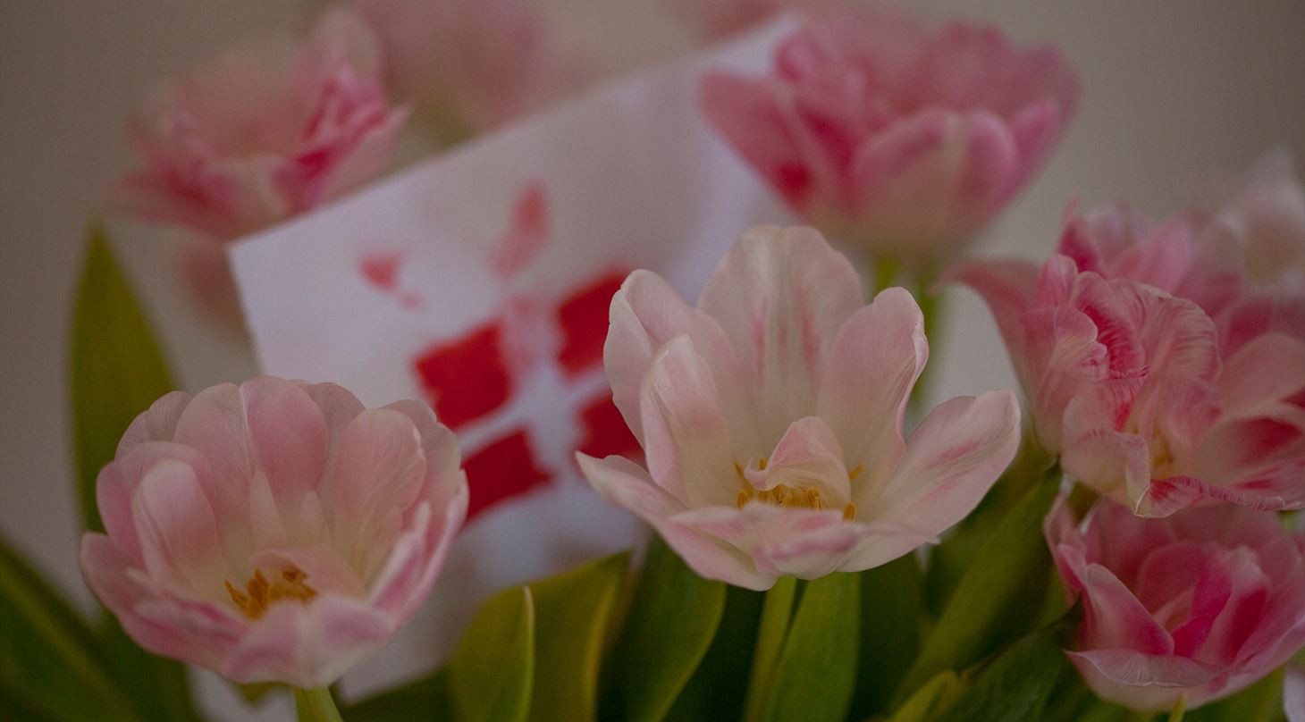 blomster med fødselsdagsflag