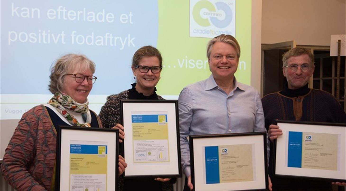 Direktør Annette Hastrup fra konsulentvirksomheden Vugge til Vugge ApS overrakte certifikaterne til direktør Flemming Werk fra Advance Nonwoven på Møllerup Gods i fredags flankeret af Bodil Pallesen fra Teknologisk Institut til venstre og Henning Johansen