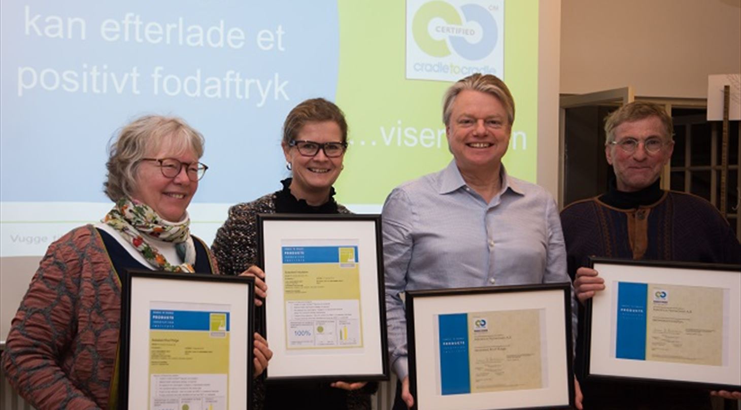 Direktr Annette Hastrup fra konsulentvirksomheden Vugge til Vugge ApS overrakte certifikaterne til direktr Flemming Werk fra Advance Nonwoven p Mllerup Gods i fredags flankeret af Bodil Pallesen fra Teknologisk Institut til venstre og Henning Johansen