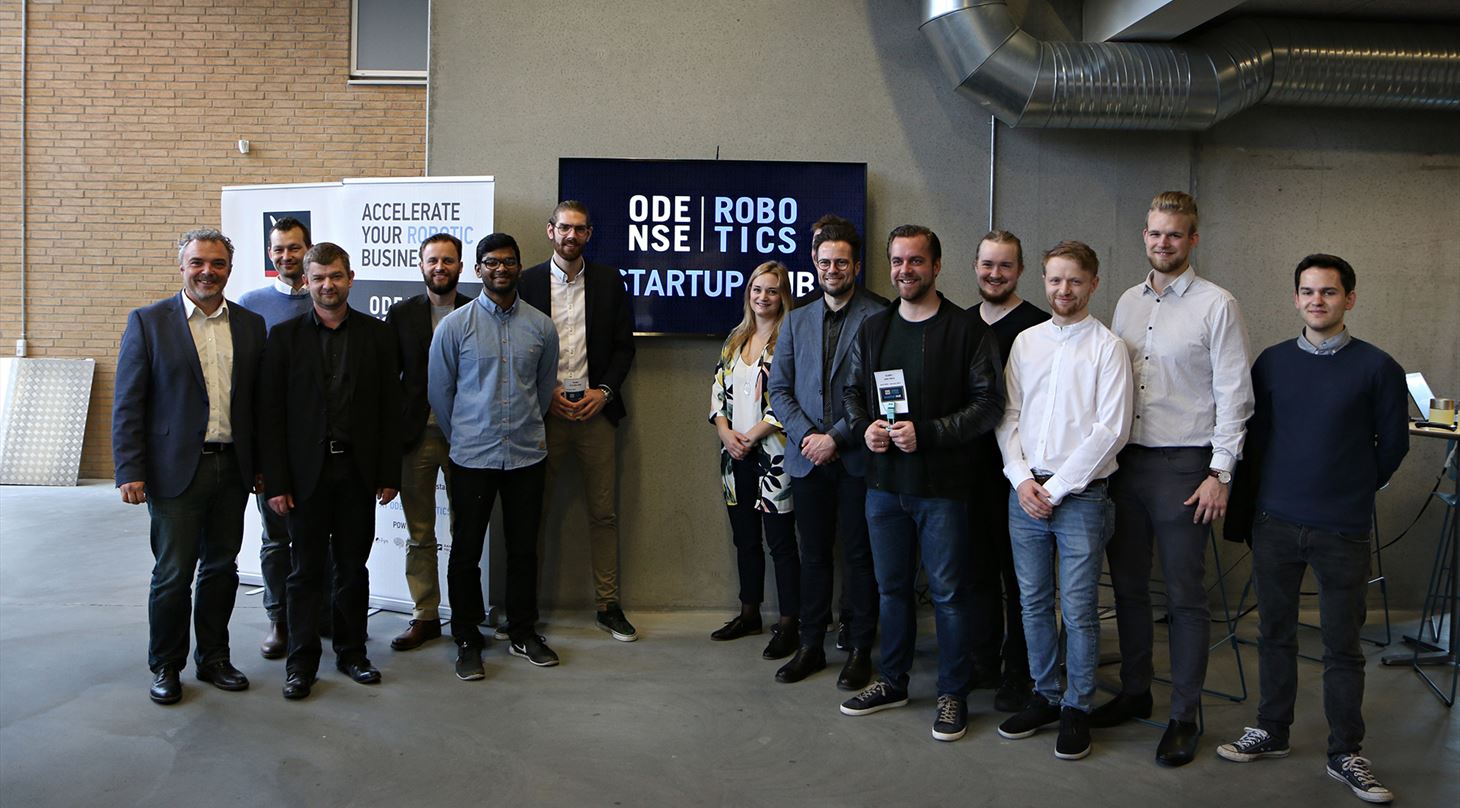 Odense Robotics StartUp Hub fællesbillede i Teknologisk Instituts Robotinnovationshaller
