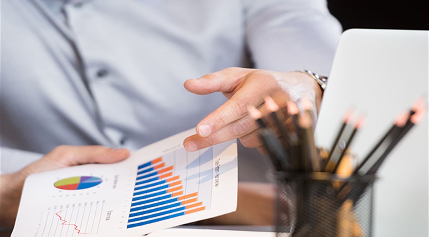 To mennesker kigger på data
