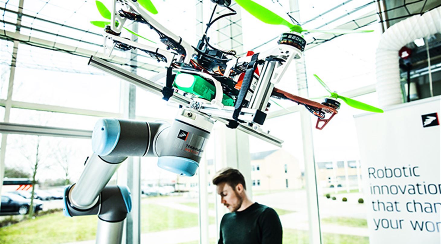 Billede af drone på Teknologisk Institut