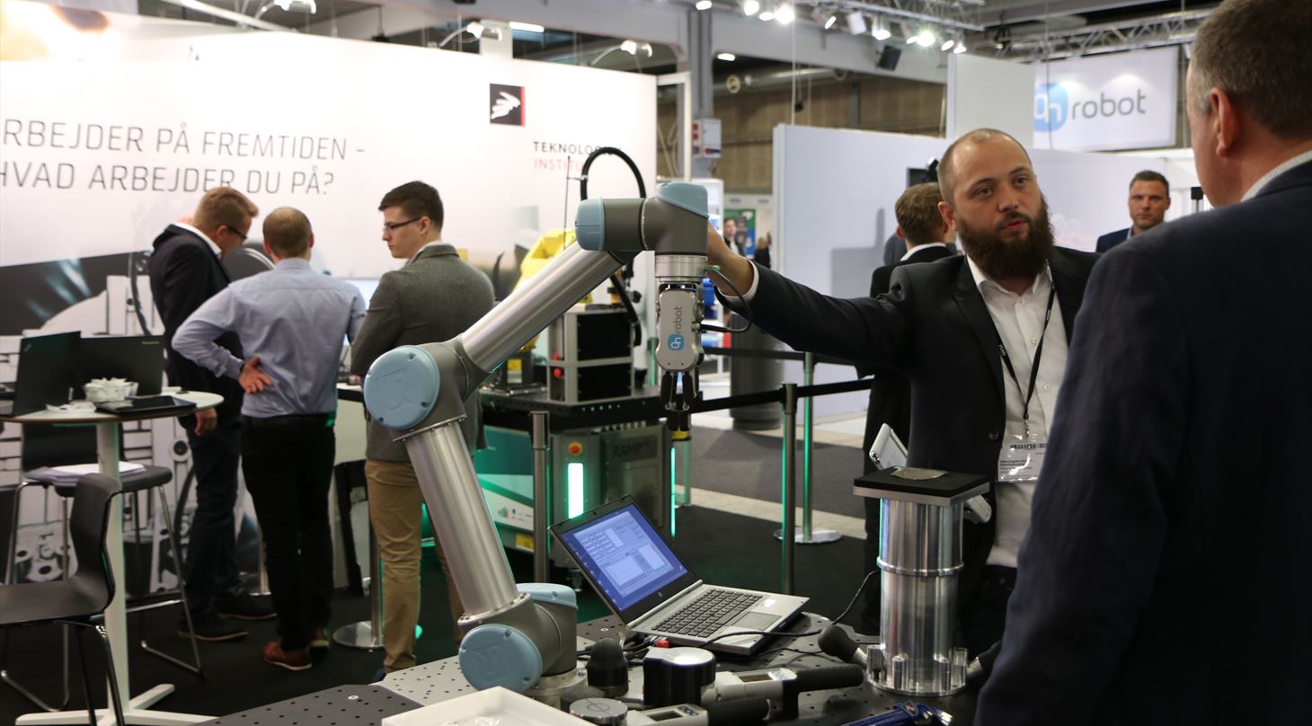 Center for Robotteknologi på hi17 messe med robotter