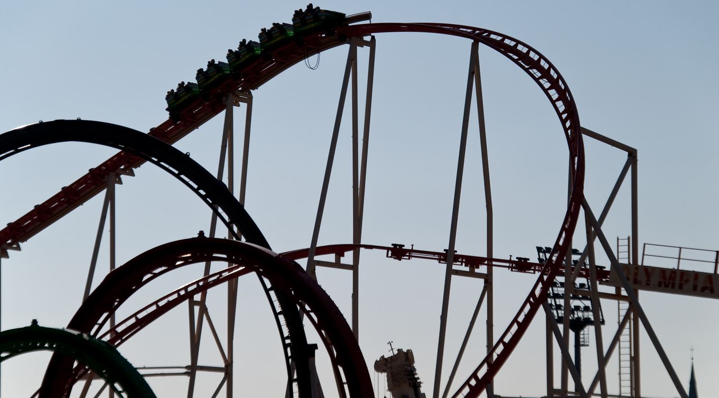 Rutchebane i forlystelsespark foto: Colourbox