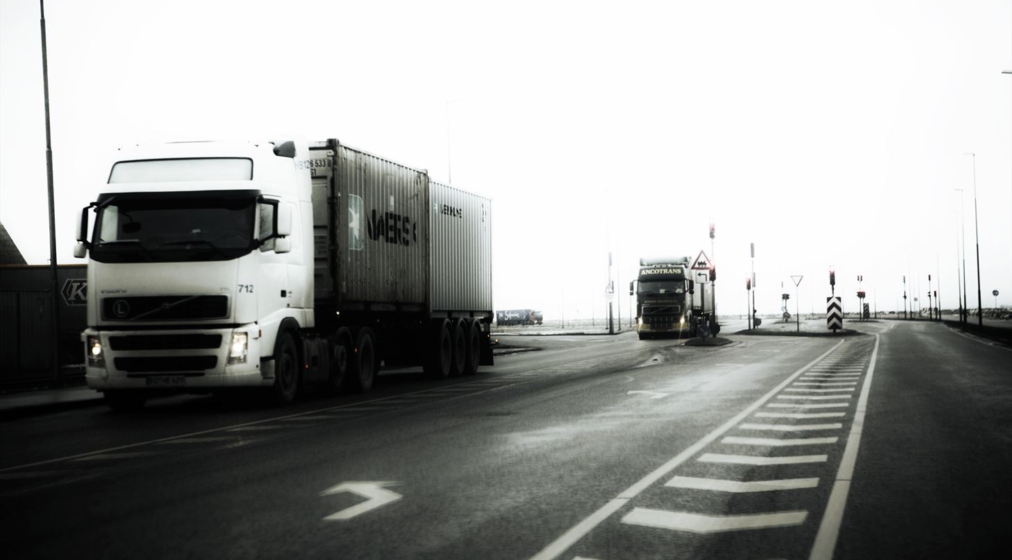 lastbiler på vej - grå toner