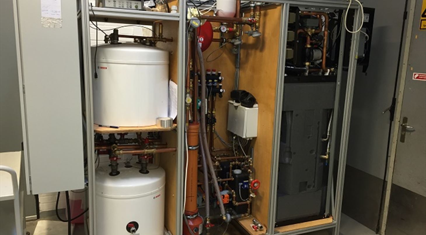 Billedet viser et varmepumpeanl�g under test