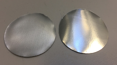 Metafolie med PE-folie - metalsiden ses til højre og PE-siden ses til venstre på billedet