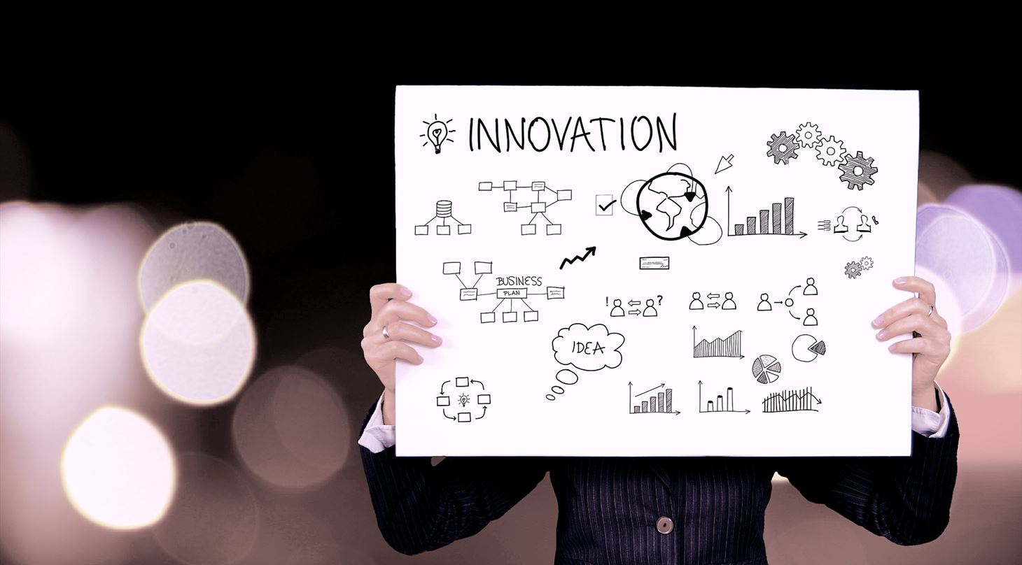 Person med planche over innovationsproces