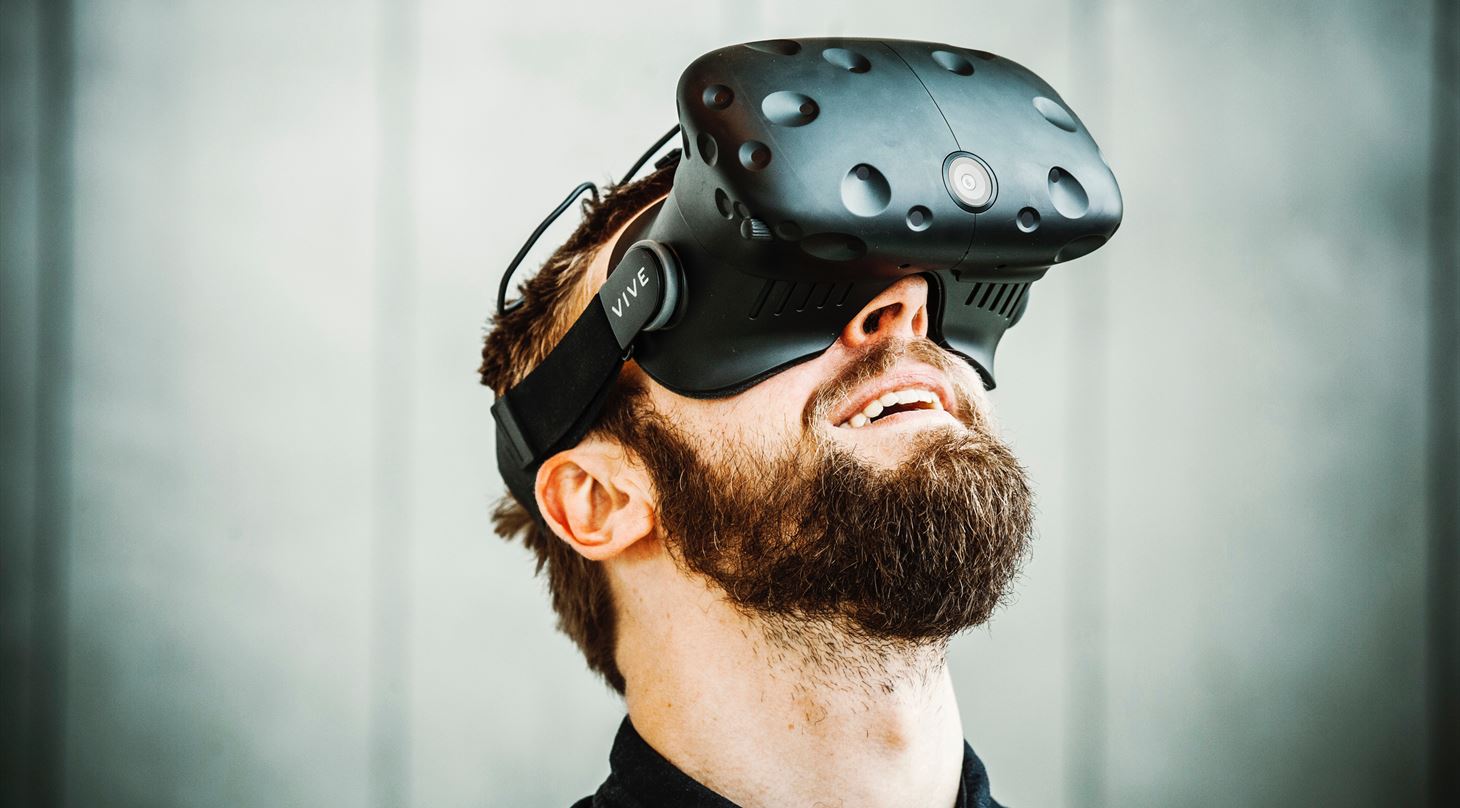 Mand oplever verden gennem Virtual Reality-brille