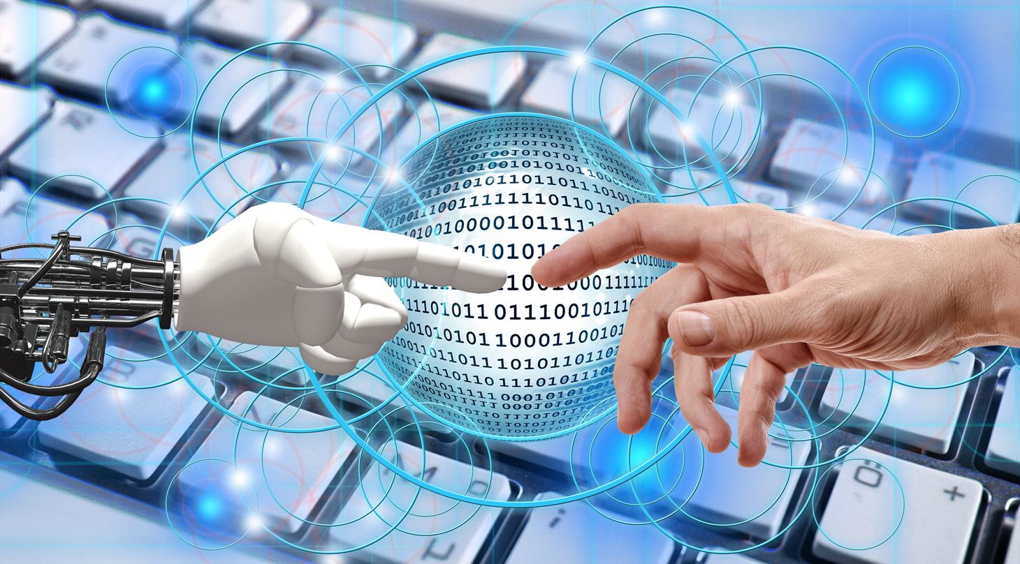Robotfinger og menneskefinger rører hinanden og der opstår kodningsmagi, mens der er en PC i baggrunden.