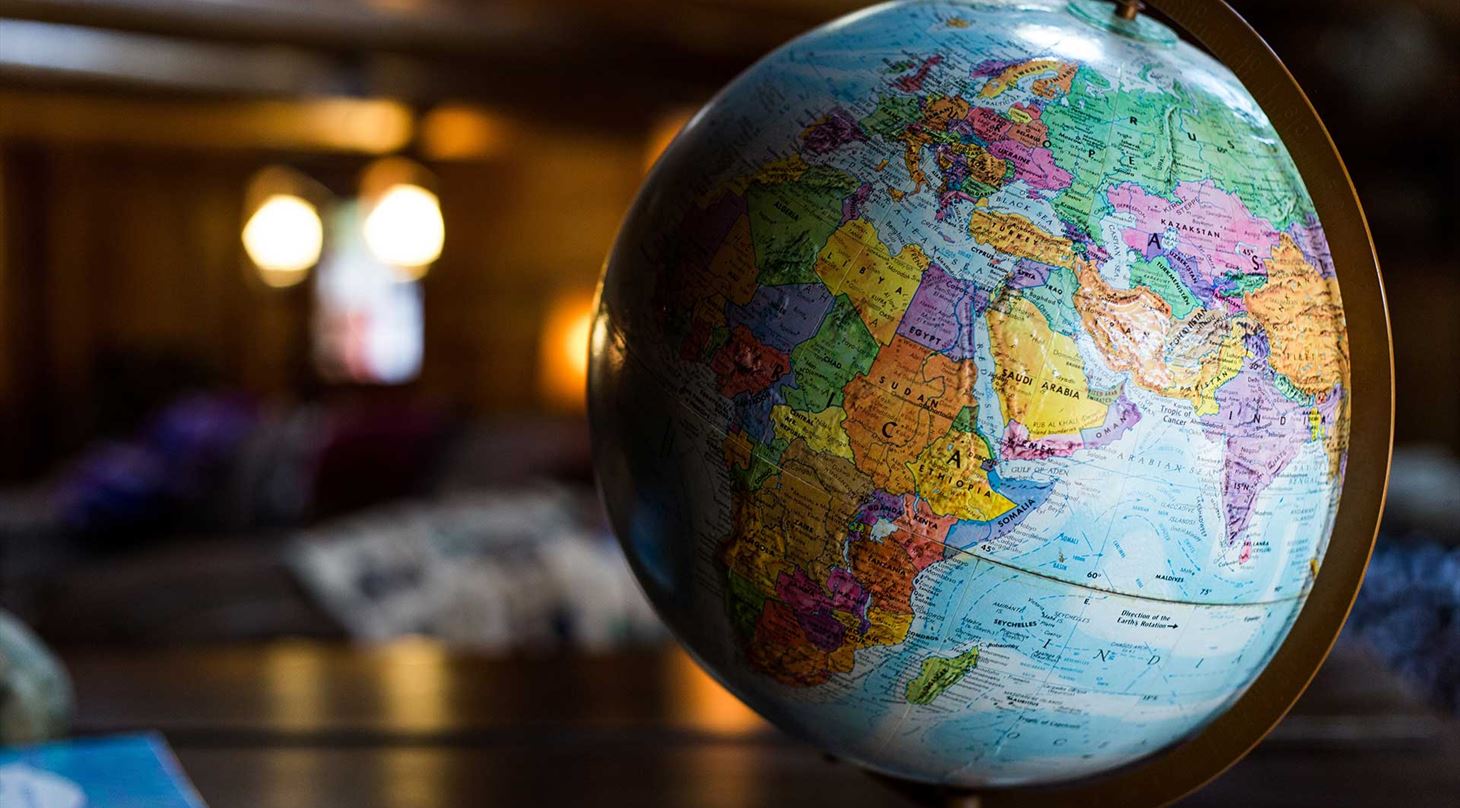 Globus med hele verdenskortet