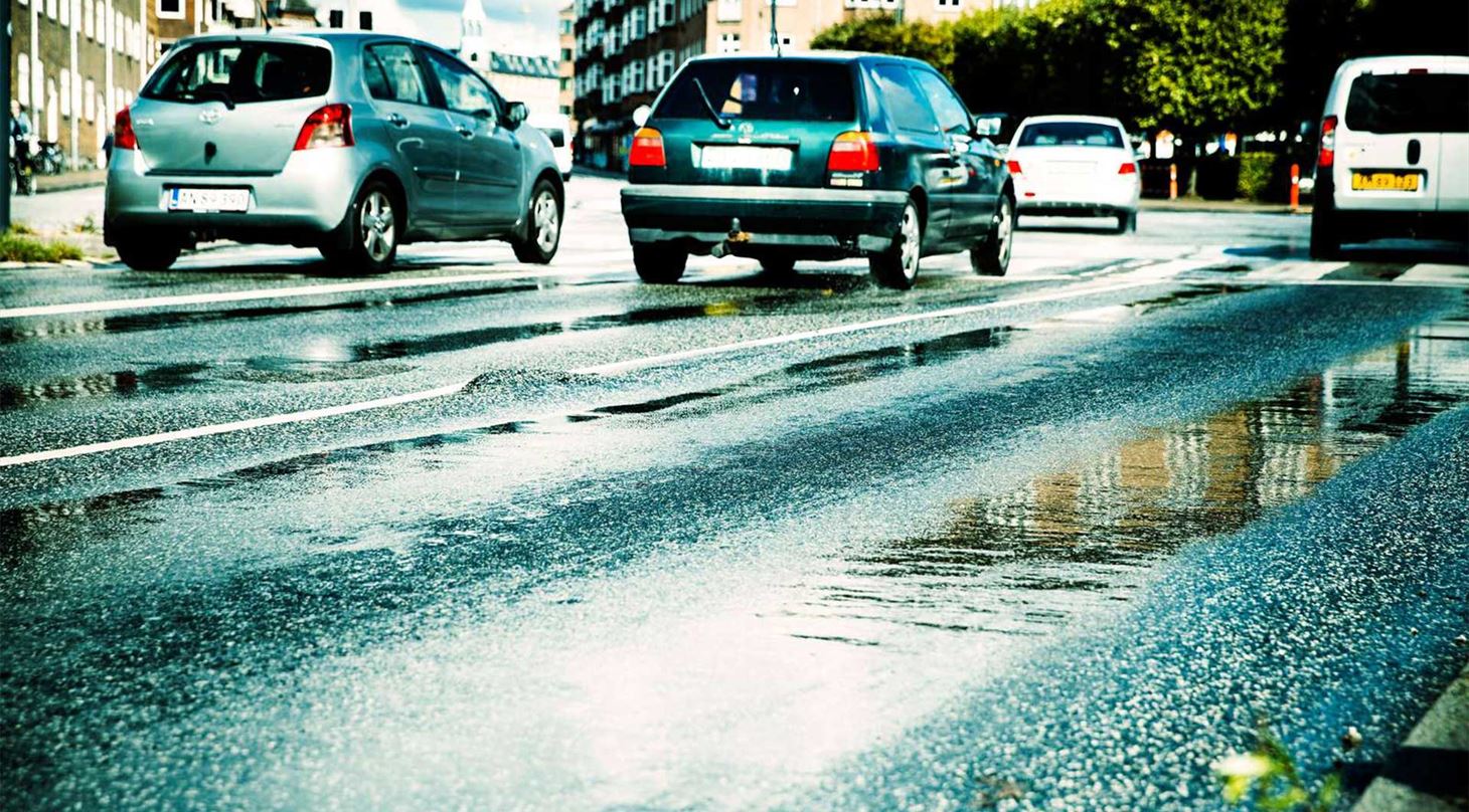 Kørebane med biler efter regnskyl