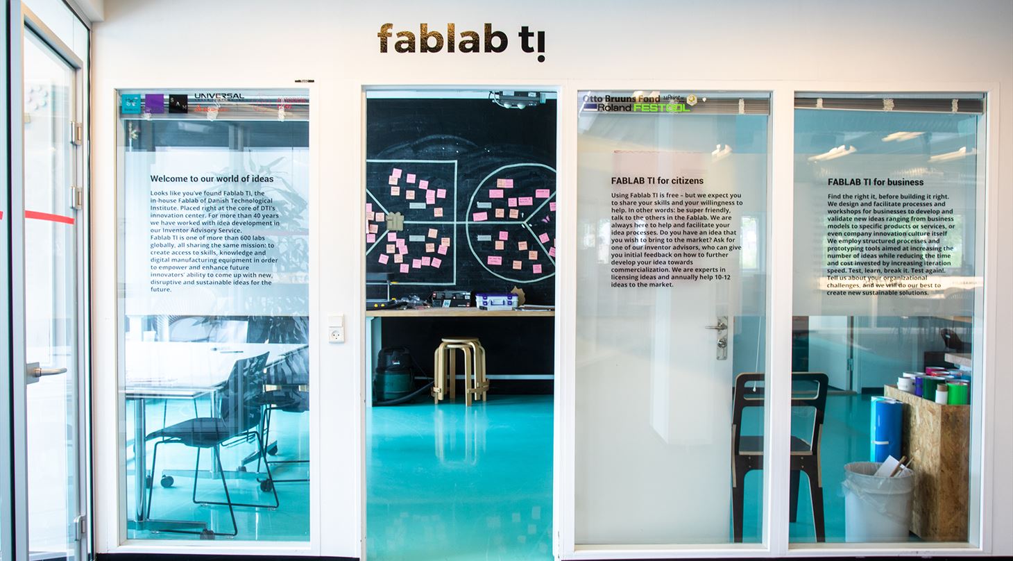 På billedet ser du indgangen til Fablab på Teknologisk Institut.