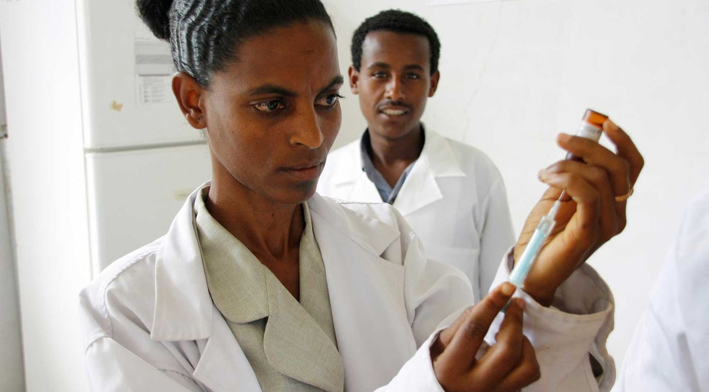 Læger gør vacciner klar på afrikansk klinik
