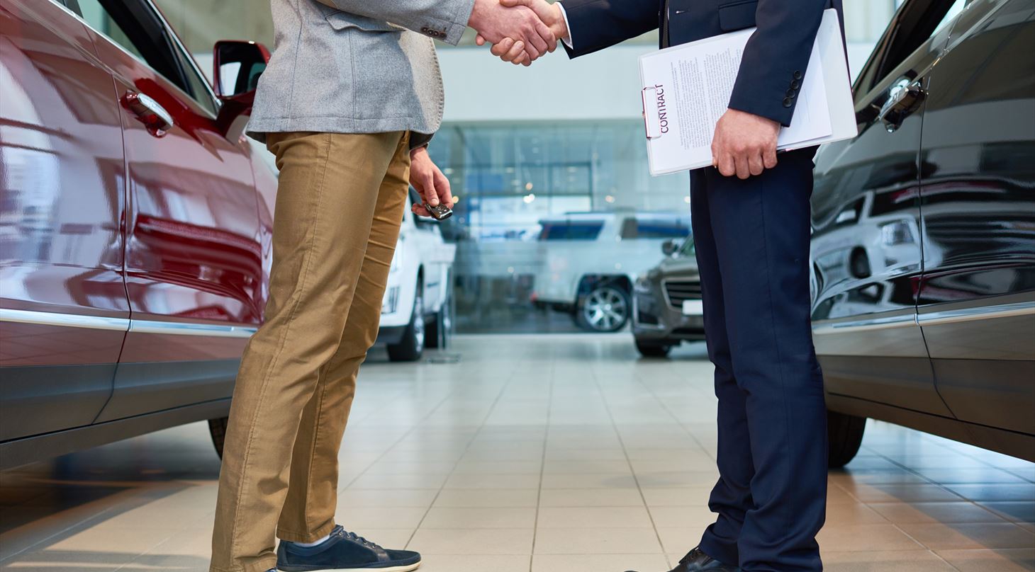 F ekspertens rd til rdgivende salg. P billedet vises en bilslger og en kunde.