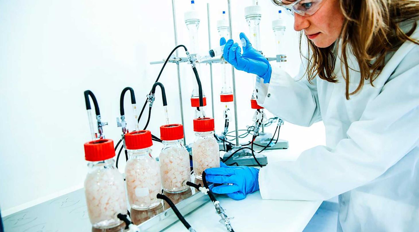 Kvindelig forsker i laboratorie med fokus på groen energi