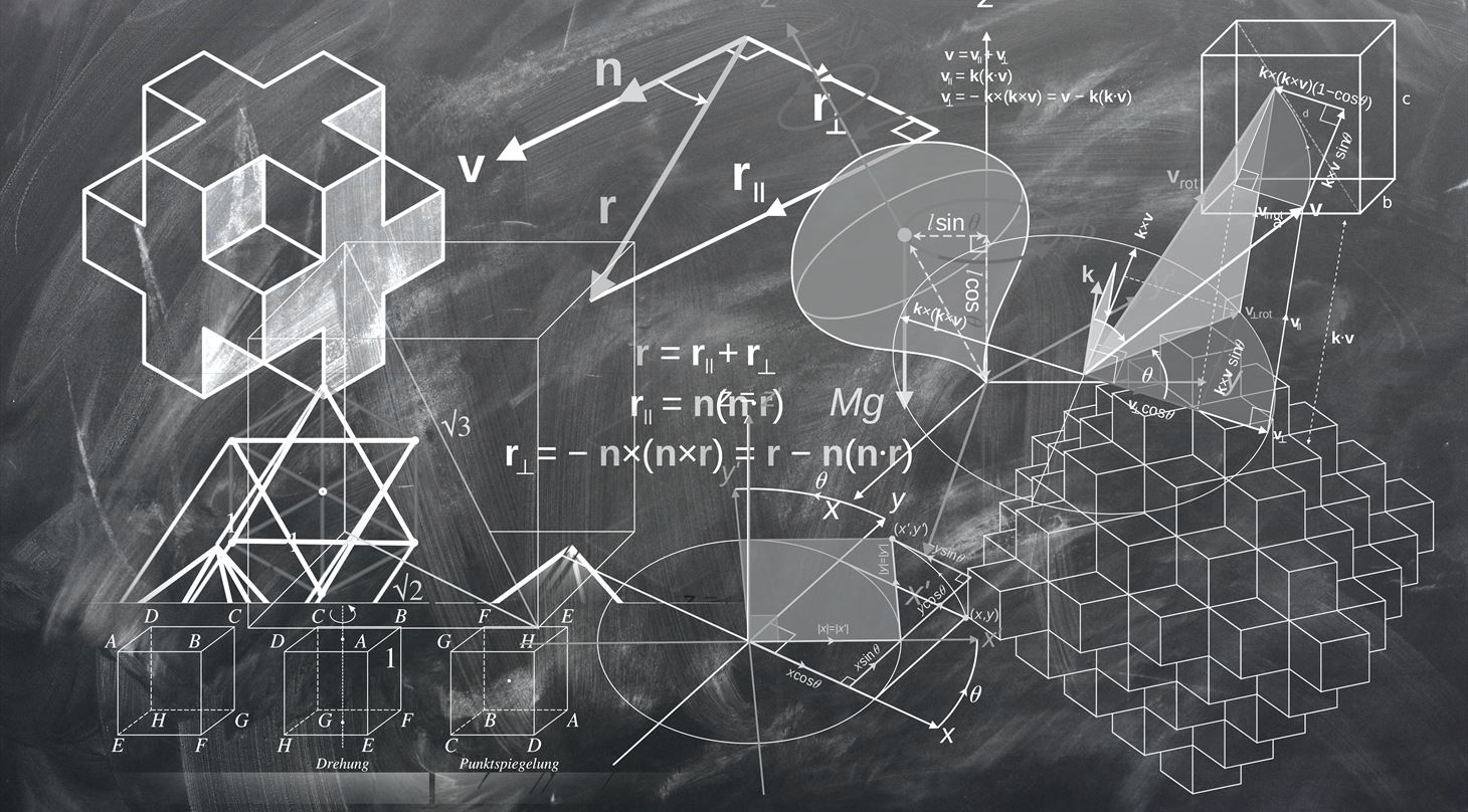 Billede af en tavle med formler og regnestykker.