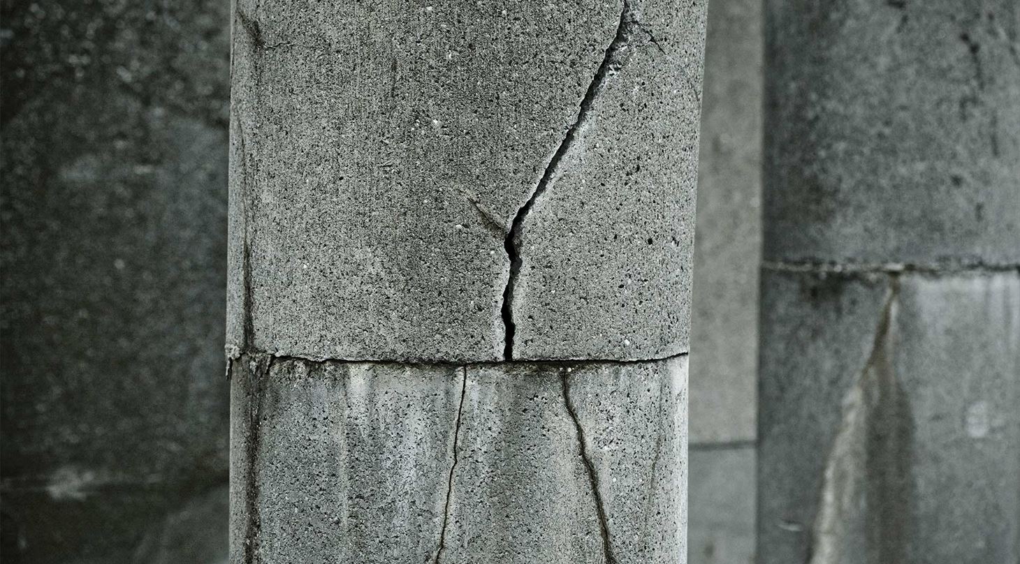 Foto af revnet grå beton