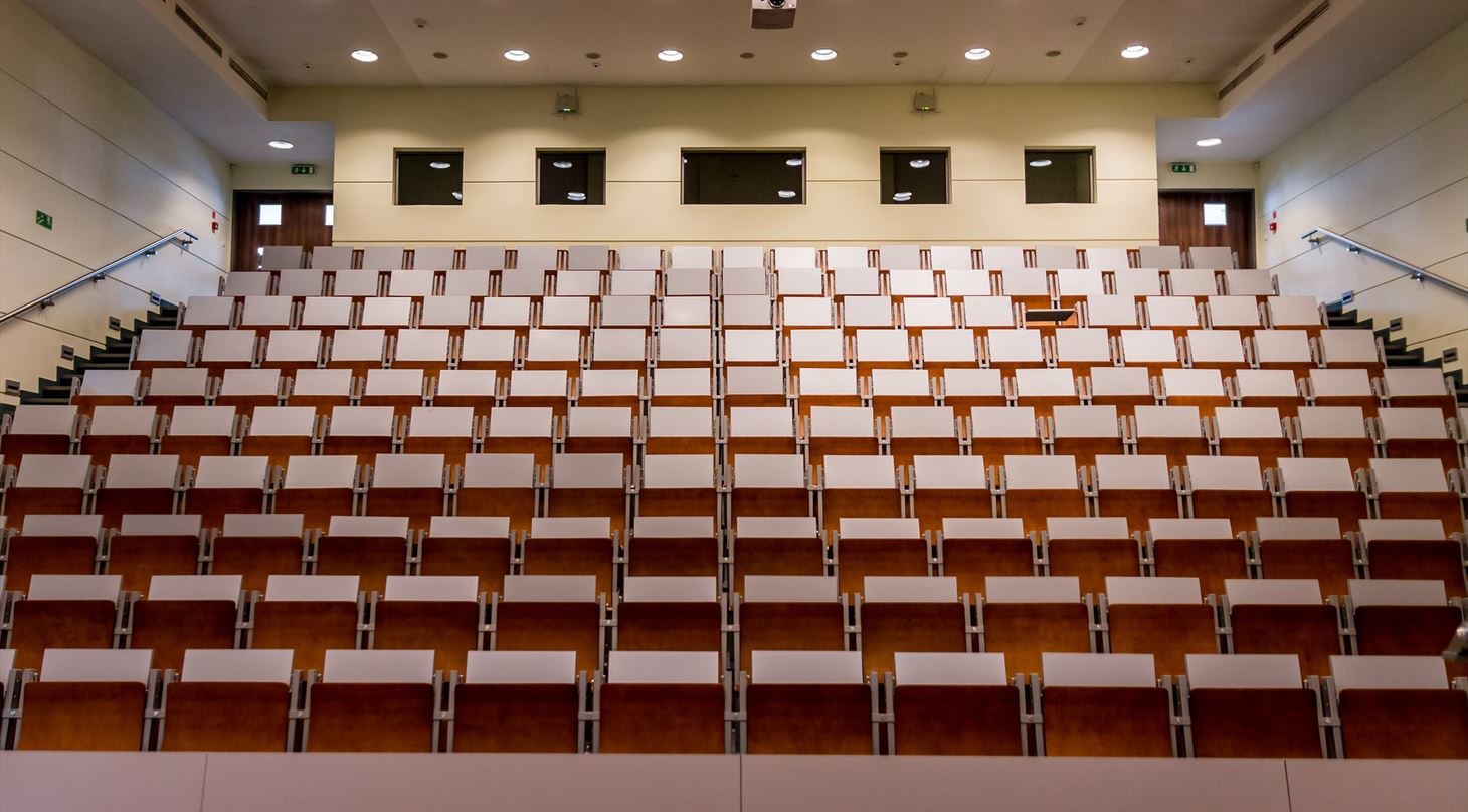 Billedet viser et tomt auditorium