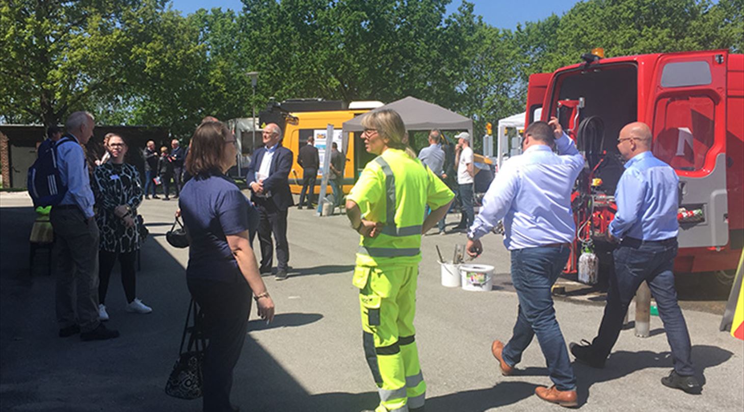 Billedet viser folk ude på udstillingen ved Vejsektordagene 2019