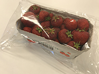 Billedet viser en bakke jordbær pakket i gennemsigtig plast