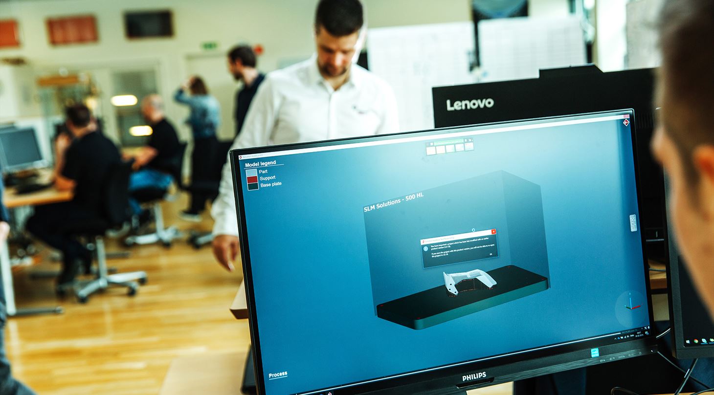 Computerskærm med 3D-printet emne på platform