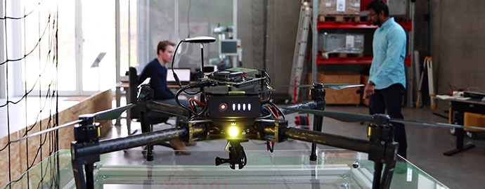 Droner og LED-lys kan flytte indendørs logistik op i højden