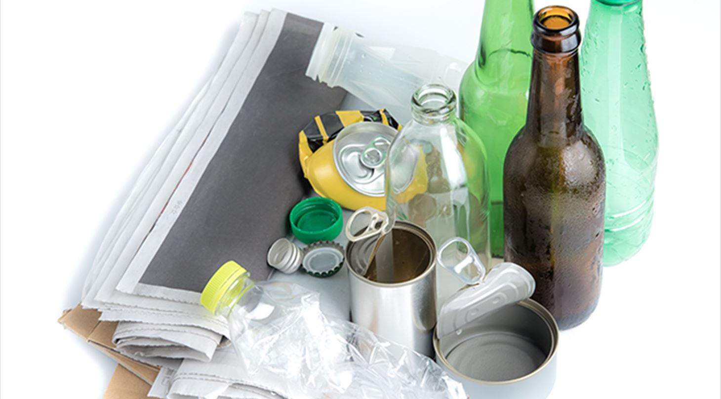 billedet viser forskellige typer af bruge emballager herunder flasker, dåser og plastflasker