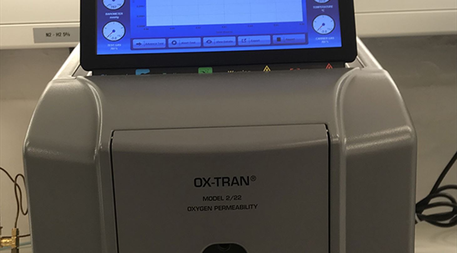 Billedet viser en Mocon Oxtran til måling af ilttransmissionshastigheder OTR