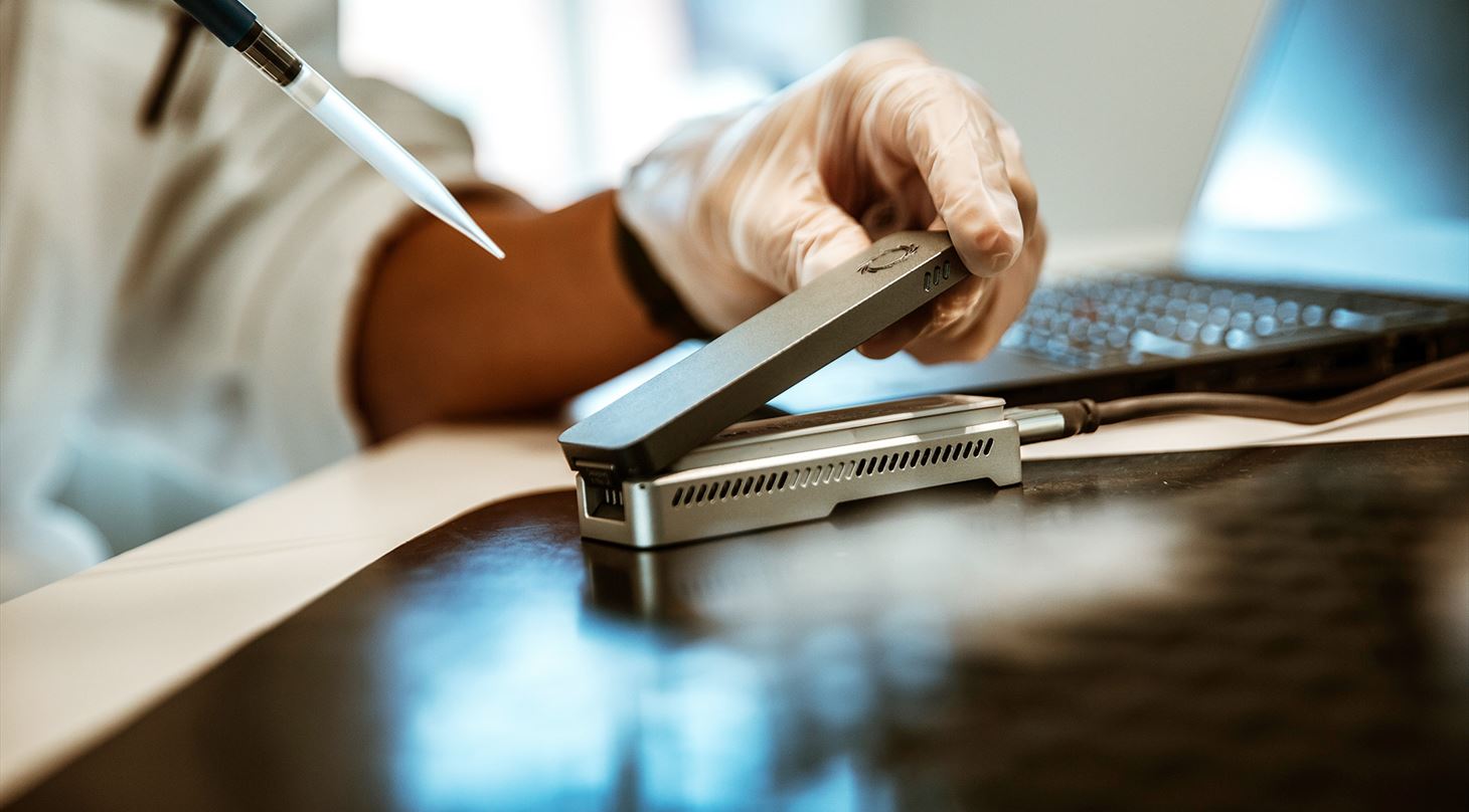 Forsker arbejder med DNA identifikation af bakterier i fdevarer