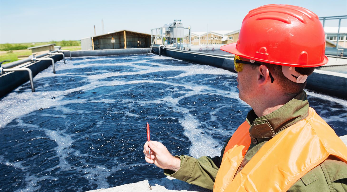 Tekniker vurderer, om procesanl�g skal bundt�mmes