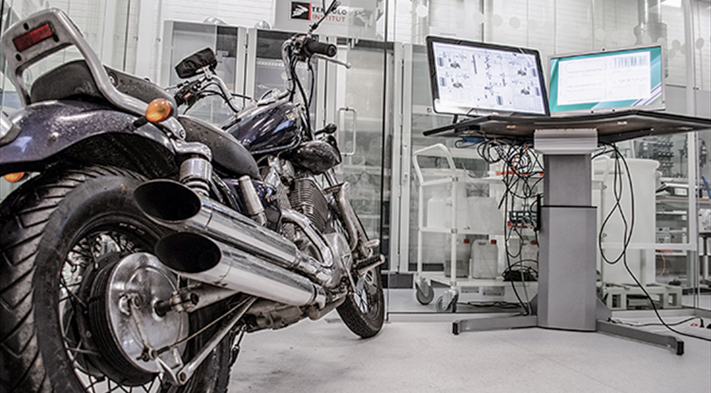 Motorcykel i et laboratorie