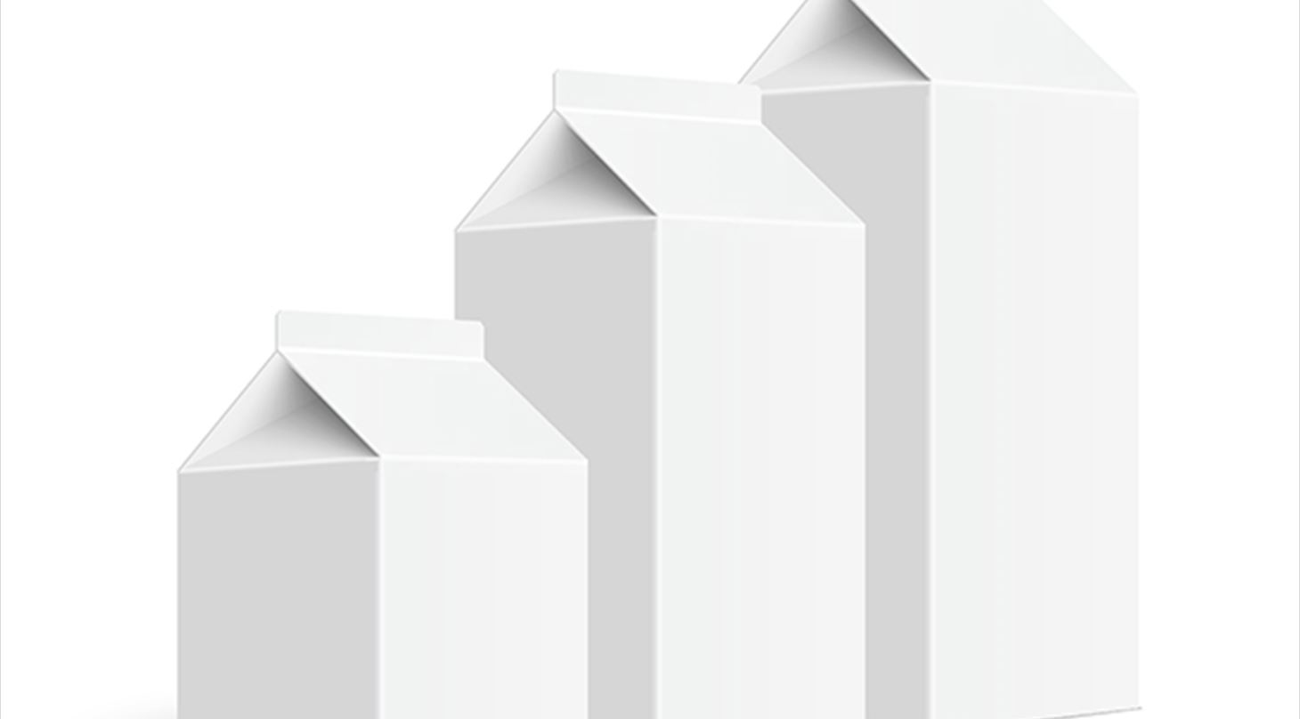 Billedet viser tre hvide neutrale kartoner af lamineret papir til drikkevarer i tre forskellige størrelser - billedet er hentet på Colourbox, og det er brugt som topbilledet til lederen Plast og Emballages Medlemsinformation nr. 6-2020