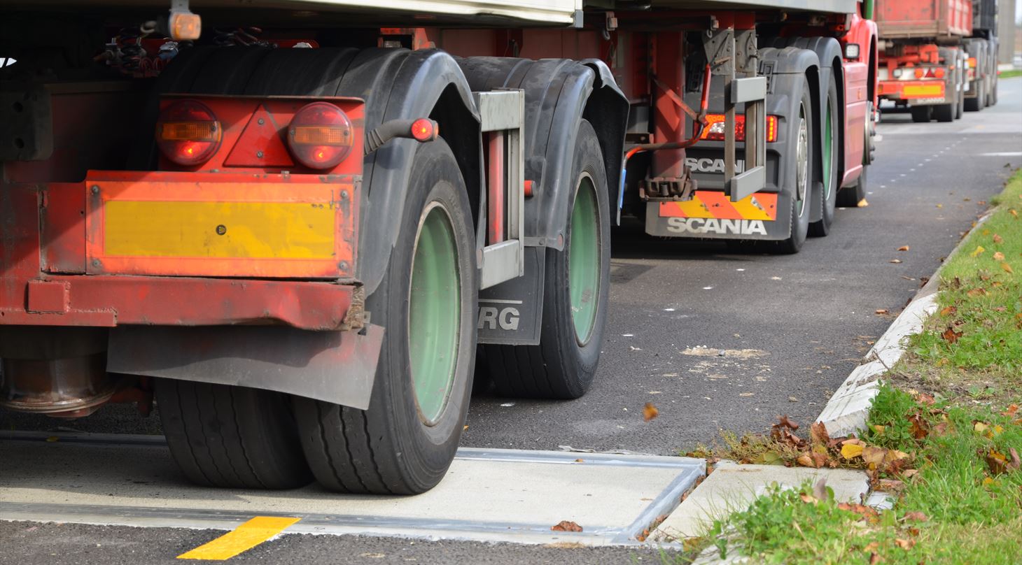 Hjul p� en lastbil, der k�rer over en akseltrykv�gt