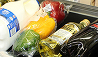 Billedet viser forskellige typer af varer fra et supermarked på et indkøbsbånd - billedet er fra pixabay