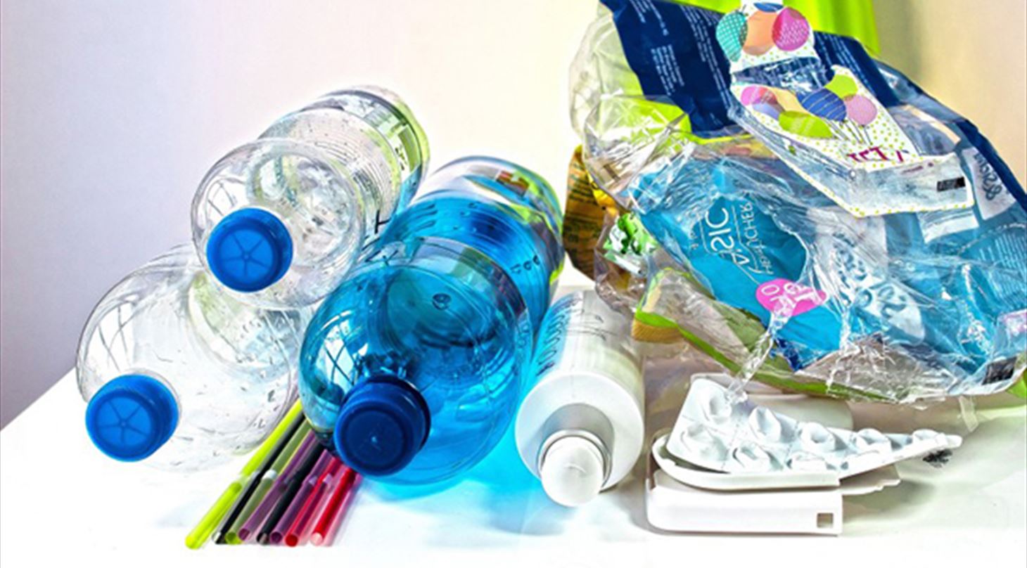 Billedet viser forskellige typer af plastaffald, bl.a. plastflasker, sugerør, poser, blisterpakninger og plastetui