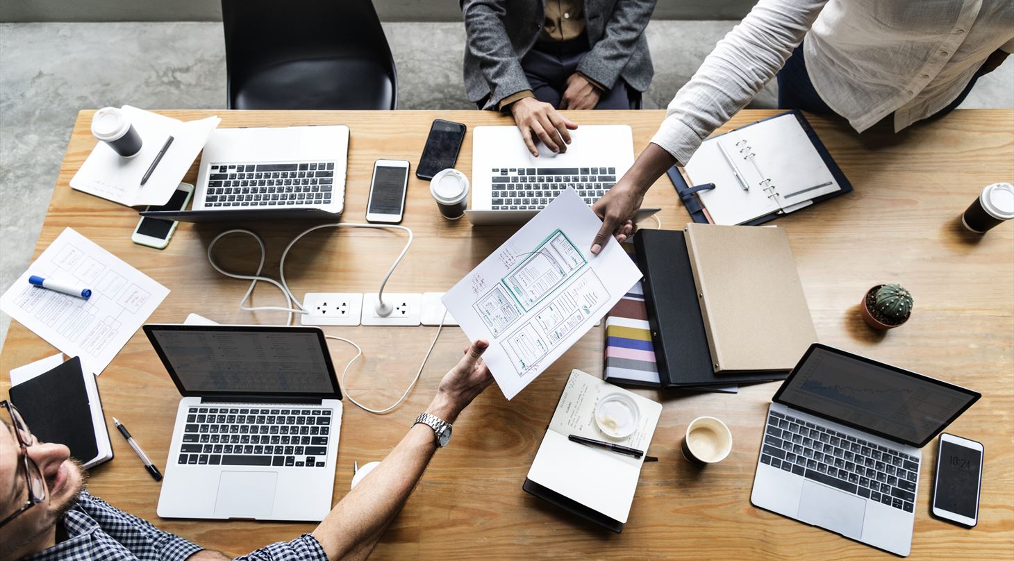 gruppe af mennesker der arbejder