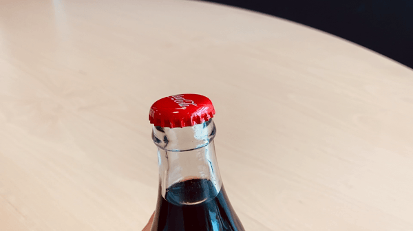 Cola bliver åbnet med 3D-printet oplukker