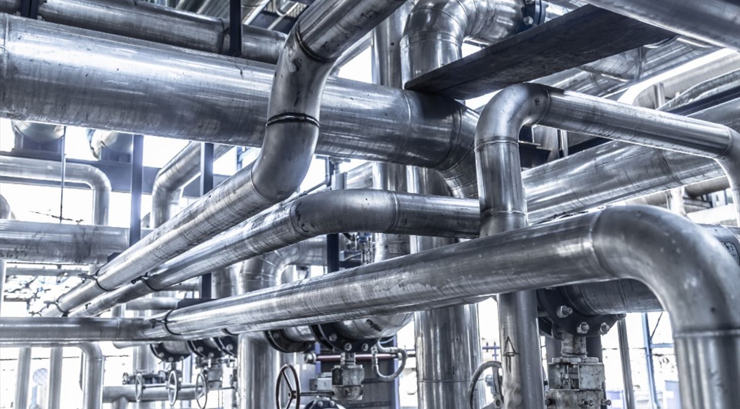 Netv�rk af blanke, industrielle st�lr�r og ventiler, som bruges til transport af procesvand i en industrivirksomhed. 