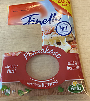 Billedet viser en kommercielt brugt flerlagsfolie til emballering af pizzaost, med en udskæring af testområde
