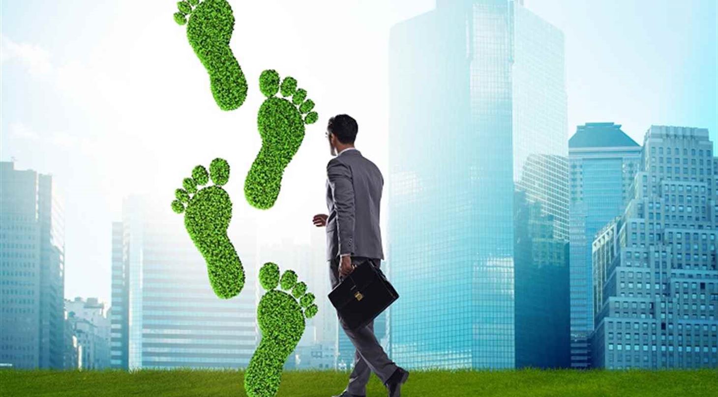 Mand med grønne fodspor