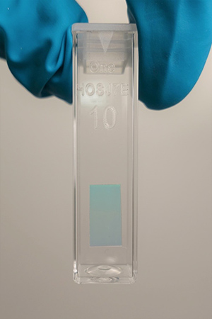 NanoCuvette™ One set fra dens front med det rektangulære optiske filter forneden og et ID foroven
