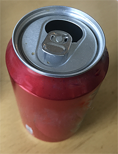 Billedet viser en rød sodavandsdåse