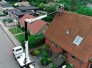 Lift monteret p bil - arbejder p hus - UKCA certificeret