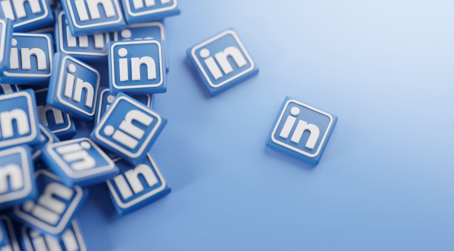 Blå baggrund med LinkedIn-logoer i firkanter