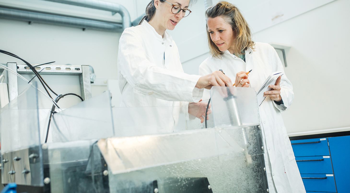 To kvinder i hvide kitler i et laboratorium
