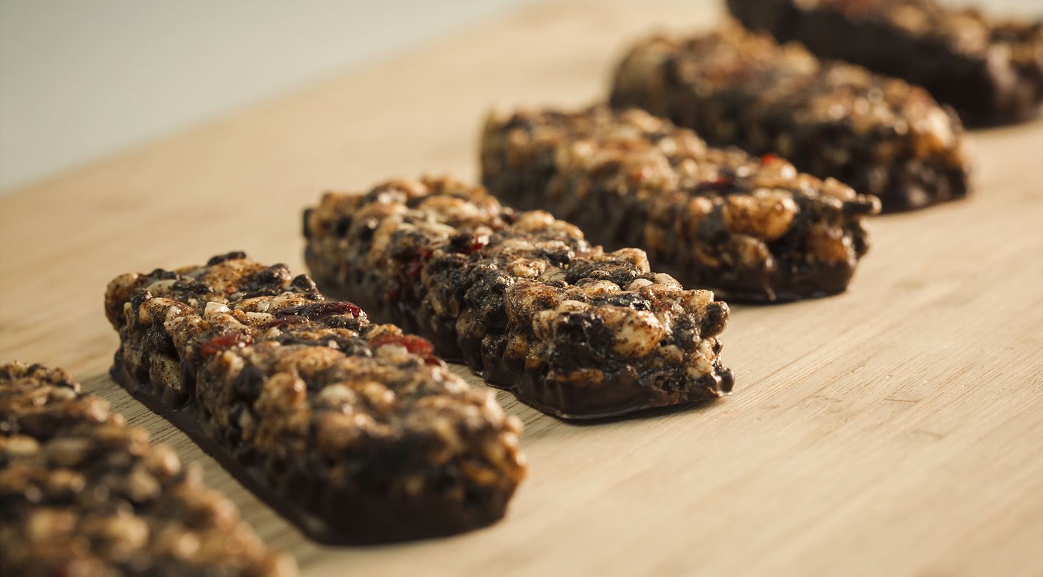 Billede af en spiselig bar med chokolade overtrk i bunden